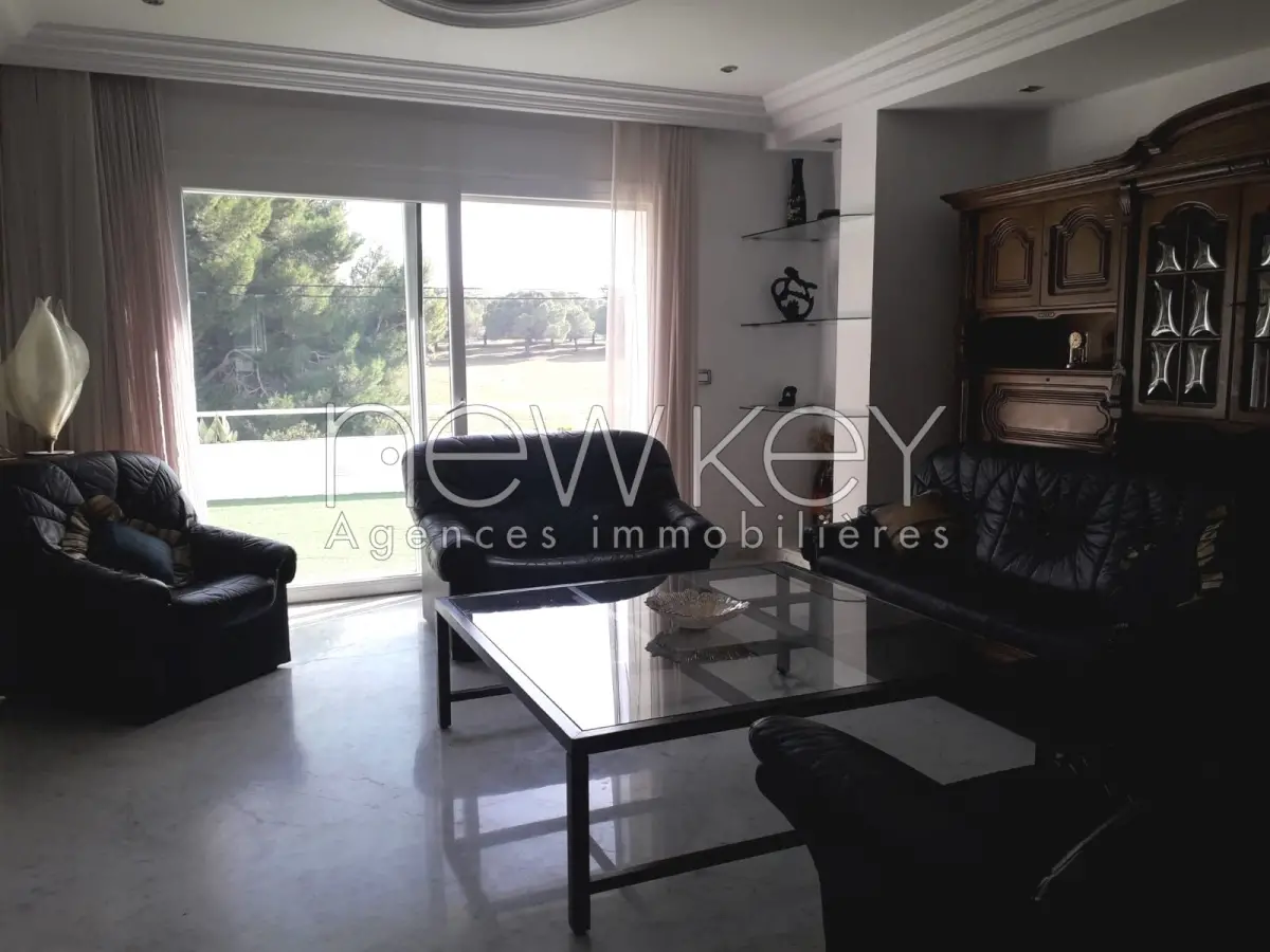 Un étage de villa S+3 à louer à la Marsa