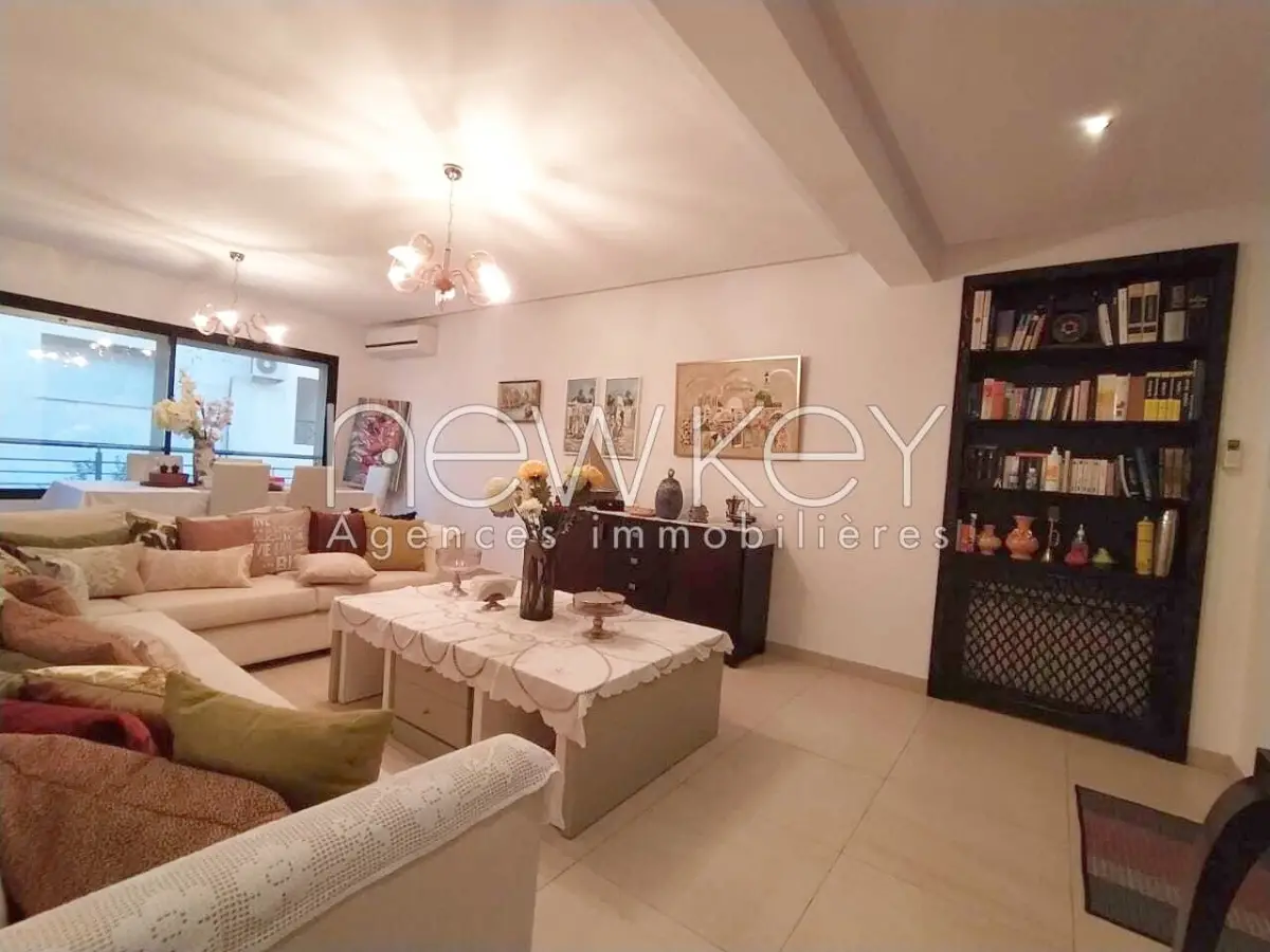 Un Appartement S+4 haut standing à vendre à La Soukra