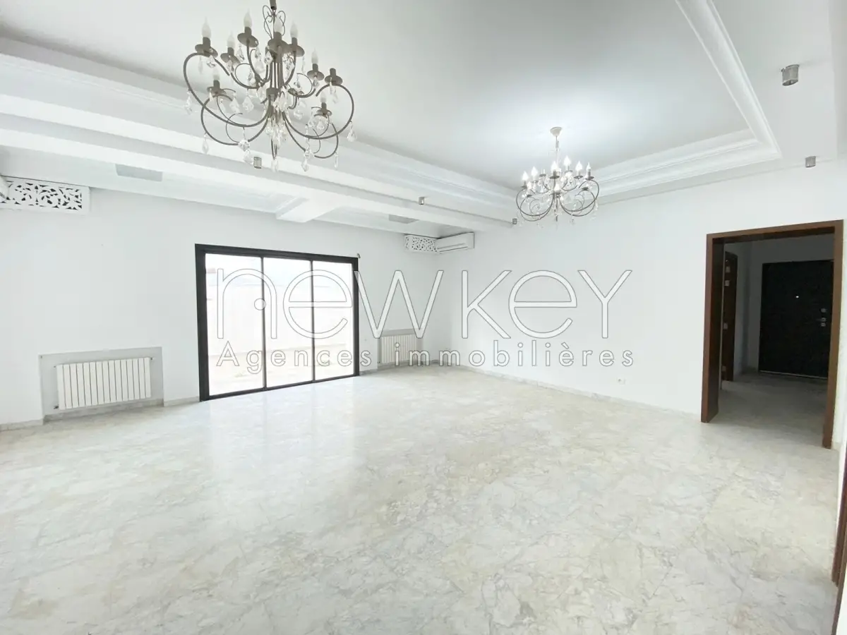 Villa S+3 Avec Jardin à Vendre à Chotrana 2