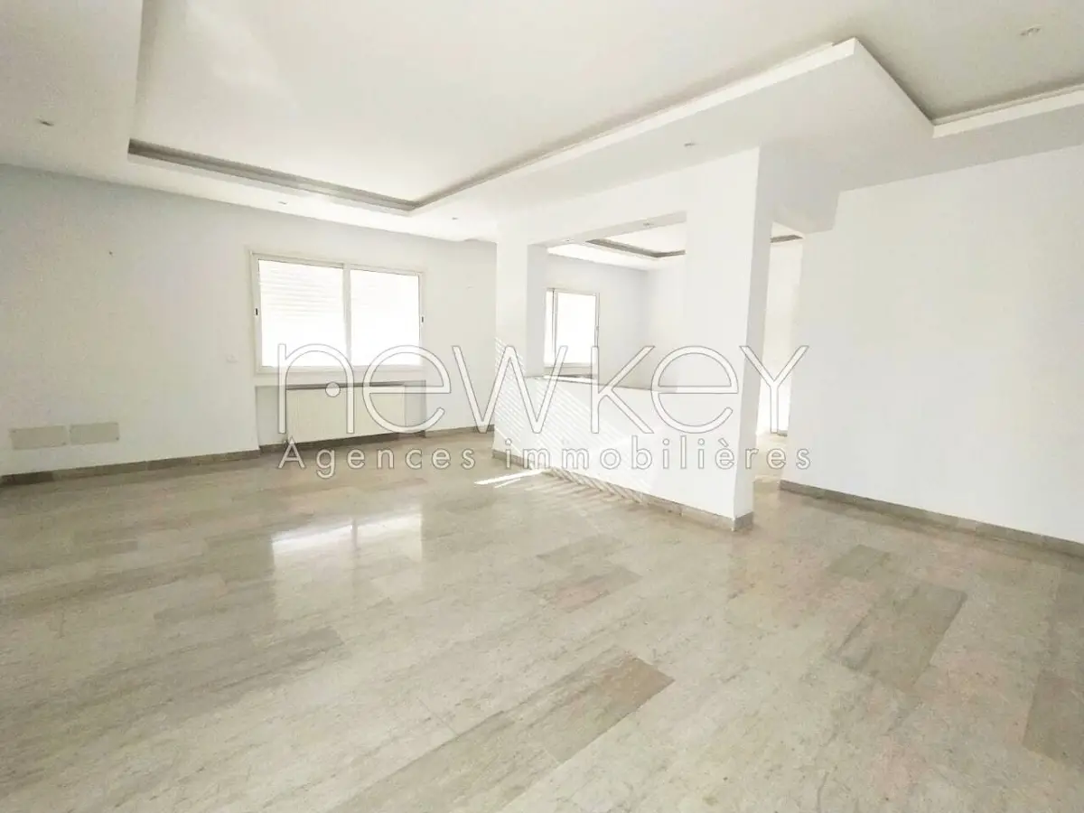 Un Étage de Villa S+3 à Louer à La Soukra