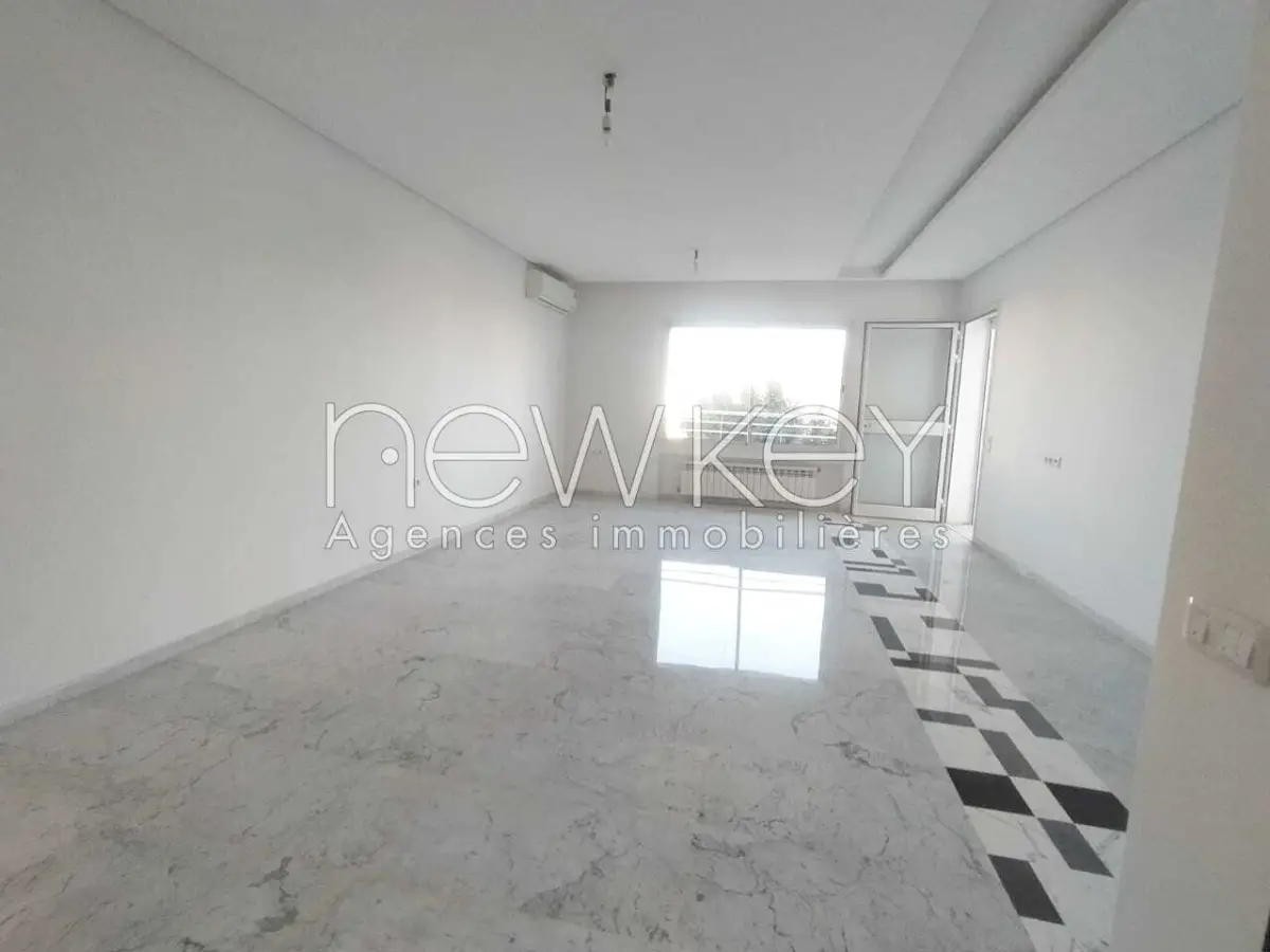 Un Spacieux Appartement S+4 Neuf à vendre à La Soukra
