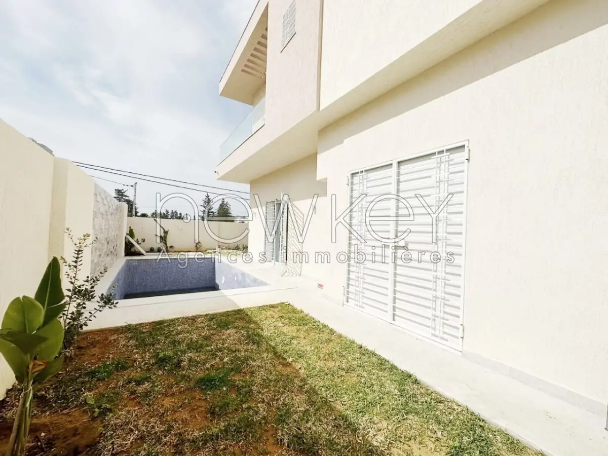 Une Superbe Villa S+5 à vendre à La Soukra