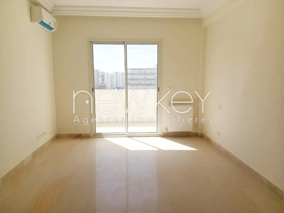 Un Appartement S+3  avec une terrasse à La Nouvelle Soukra