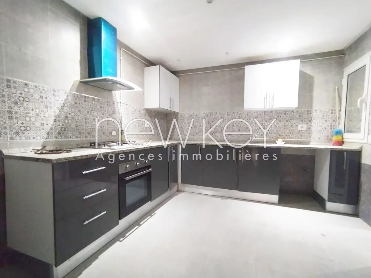 Un Appartement S+3 à vendre à La Soukra