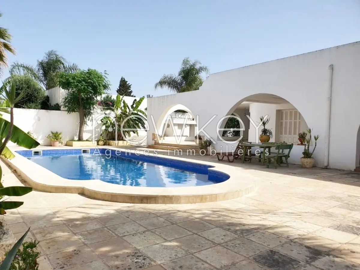 Une Fastueuse Villa de plain-pied à vendre à La Soukra