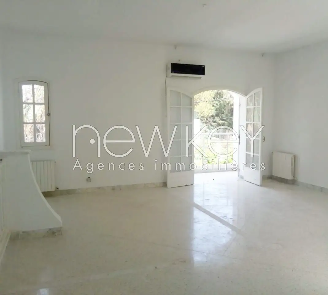 Une grande villa S+4 à louer à La Soukra