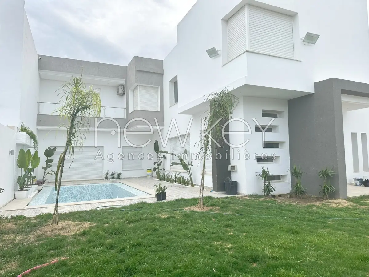 Une Splendide Villa avec piscine à louer à La Soukra
