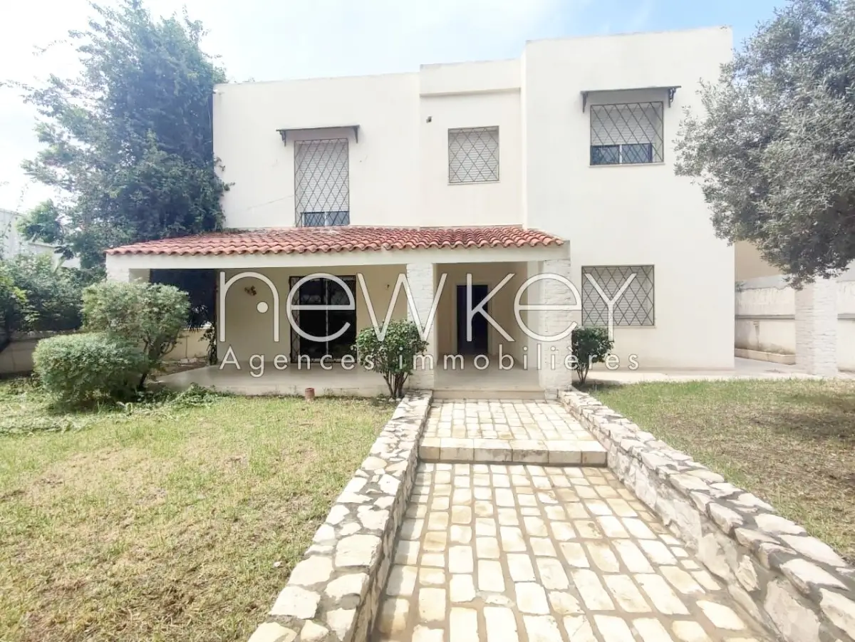 Une Villa S+4 avec un jardin à louer à La Soukra