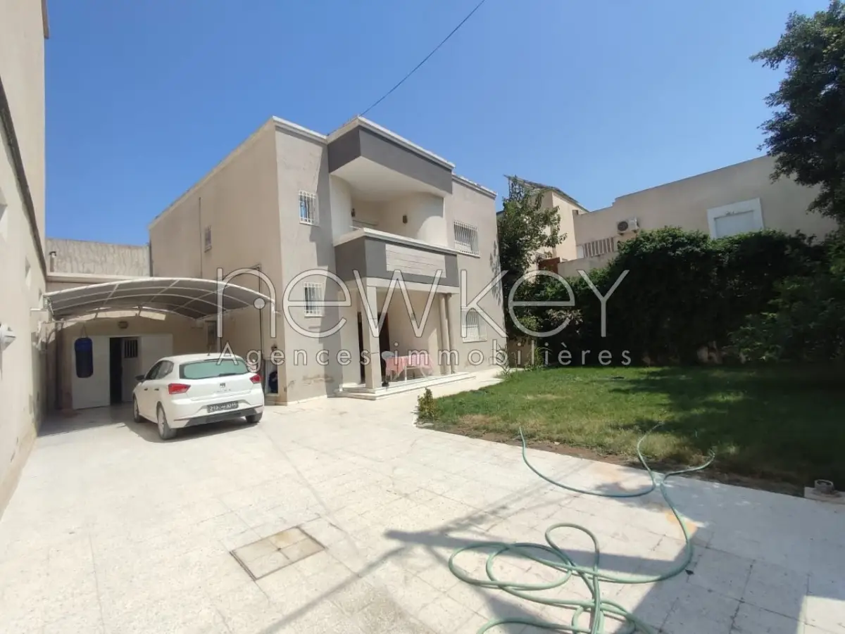 Une Belle villa S+3 à La Soukra