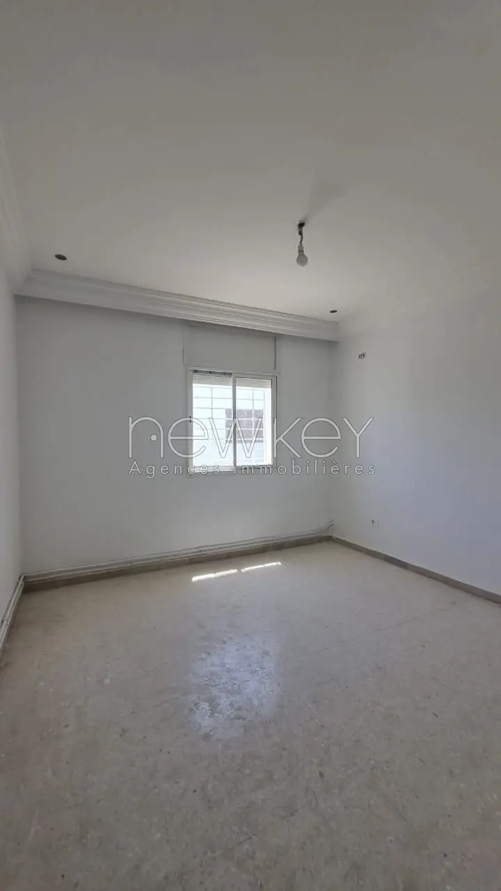 Etage de villa s+3 à la Marsa avec studio