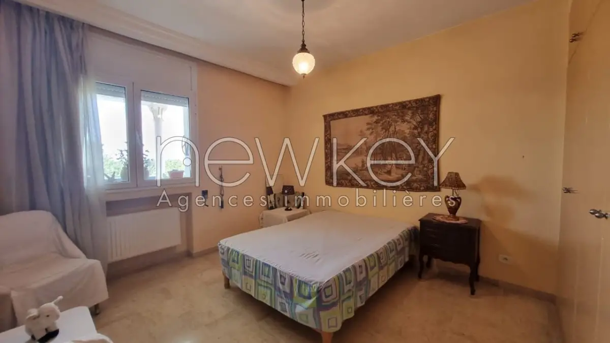 Bel appartement S+4 à Gammarth