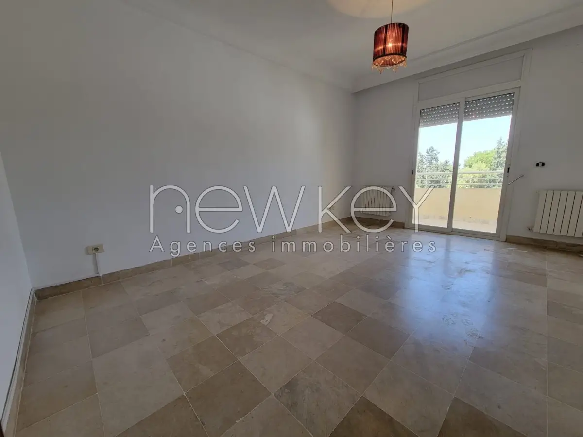 Un Appartement S+3 à louer à La Soukra