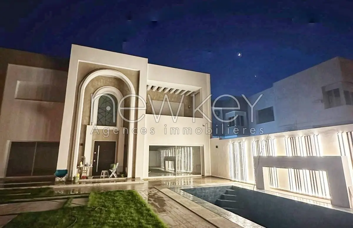 Une Splendide Villa S+4 avec piscine à La Soukra