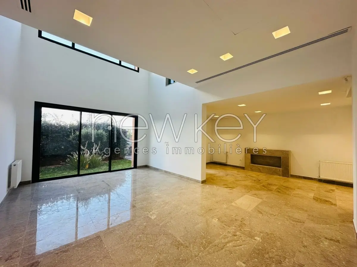 Un Luxueux Triplex S+3 Neuf  avec piscine à La Soukra