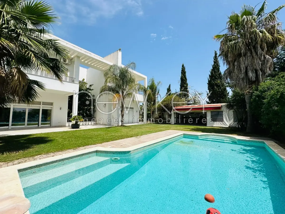 Une Belle Villa avec piscine à louer à La Soukra