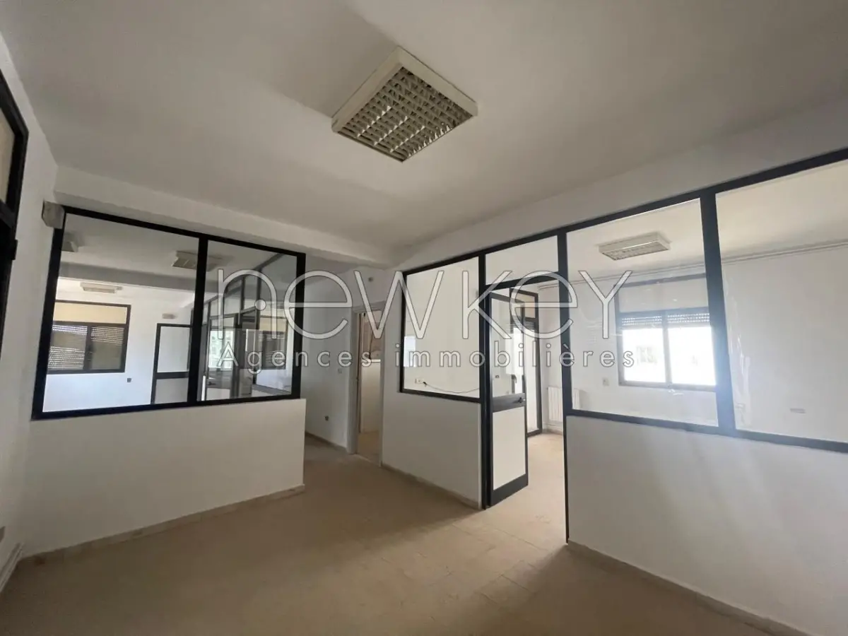 Immeuble de 1200m²  à louer au lac 1
