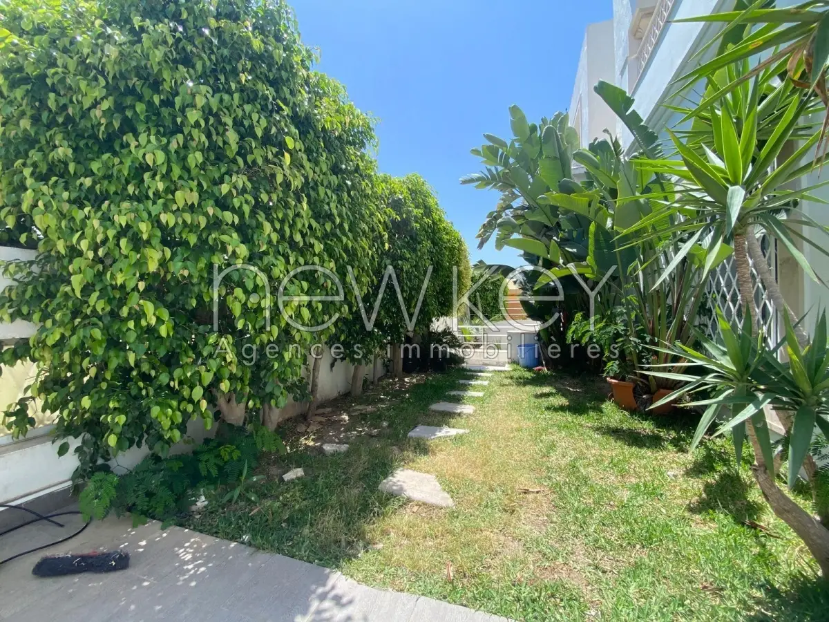 Villa avec piscine et jardin à  usage bureautique  à louer au Lac 2