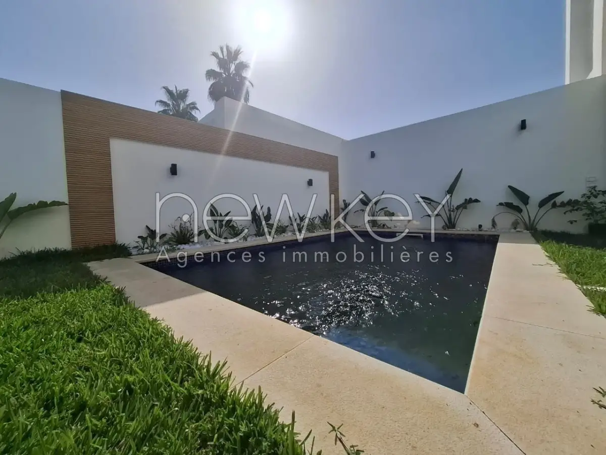 Une Villa S+5 avec piscine à vendre à La Soukra