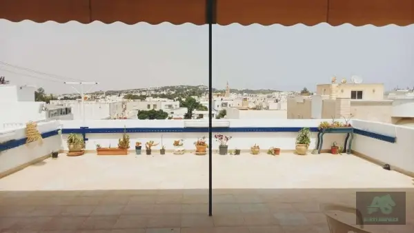 S 1 avec une grande terrasse à la Marsa