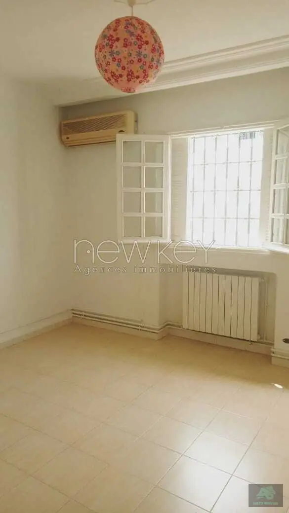 Etage de villa s+3 à la Marsa