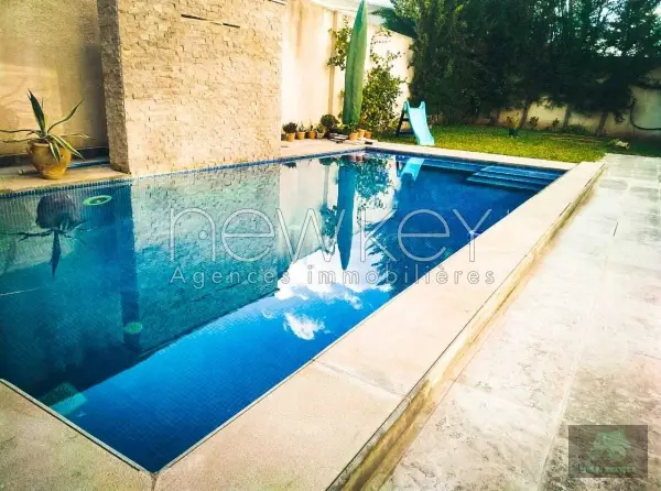 Une Belle Villa avec piscine à vendre à La Soukra