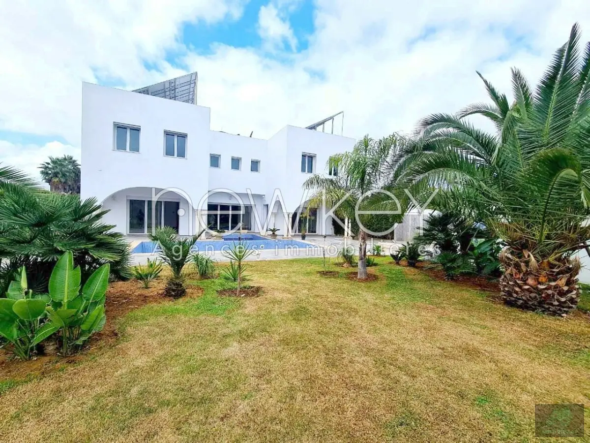 Villa de Maître à Louer à La Soukra