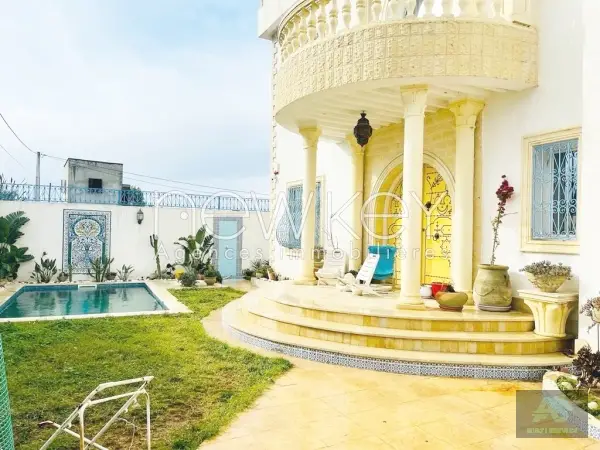 Une Belle Villa avec piscine à vendre à La Soukra