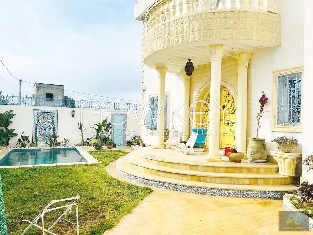 Une Belle Villa avec piscine à vendre à La Soukra
