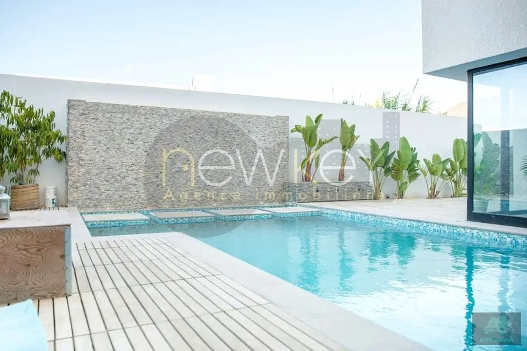 Superbe villa S4 à vendre à La Soukra