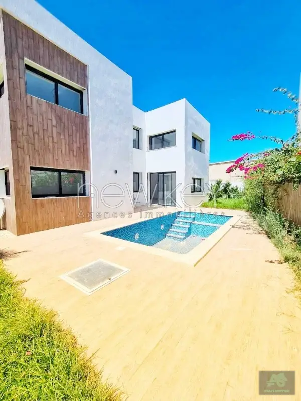 Villa Haut Standing S4 à vendre à La Soukra