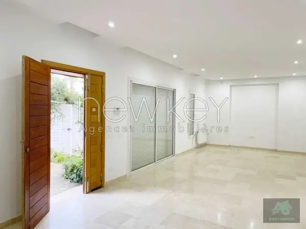 Une Superbe Villa S+4 à La Soukra