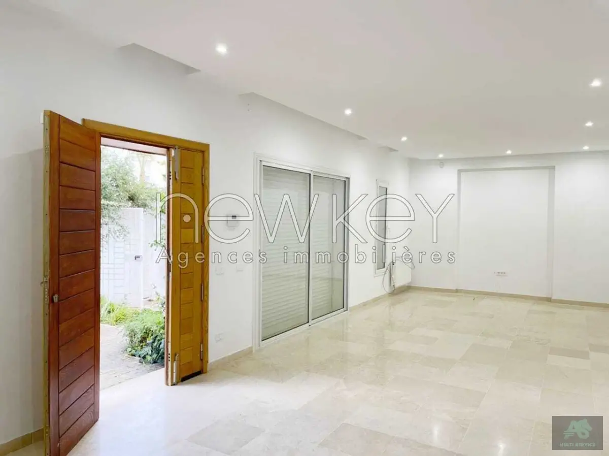 Une Superbe Villa S+4 à La Soukra