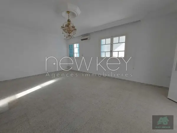 Etage de villa s+4 à la Marsa