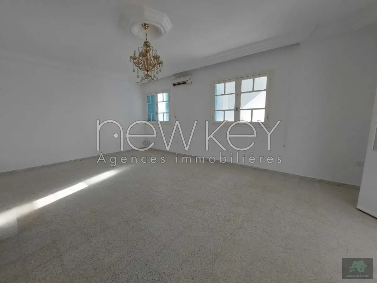 Etage de villa s+4 à la Marsa