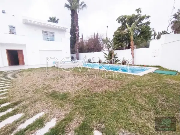 Une Belle Villa avec piscine à louer à La Soukra
