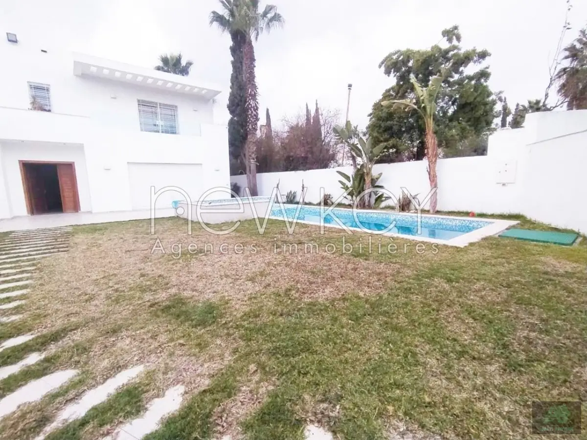 Une Belle Villa avec piscine à louer à La Soukra