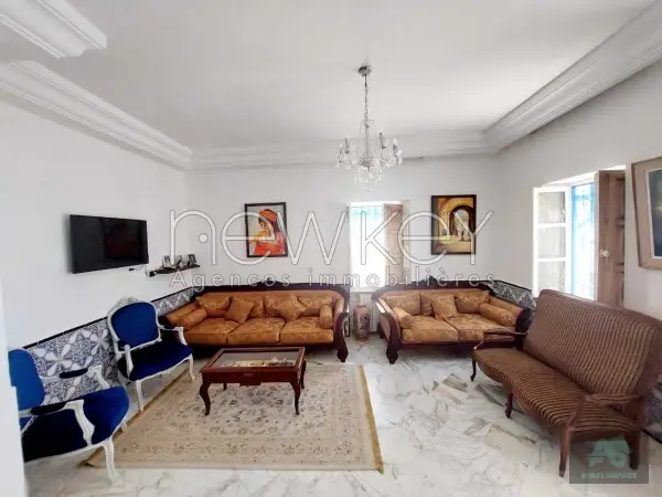 Rdc de villa S+3 semi meublé à la Marsa