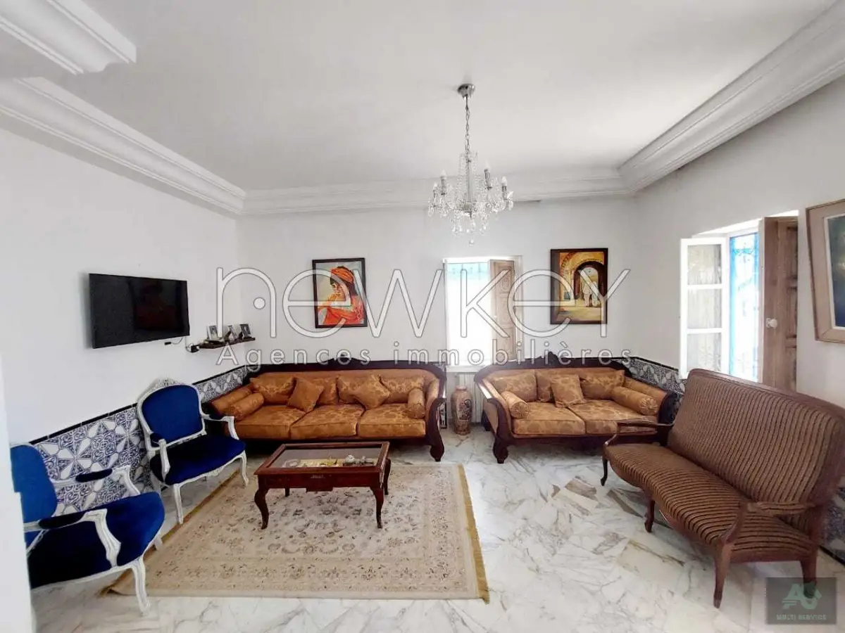 Rdc de villa S+3 semi meublé à la Marsa