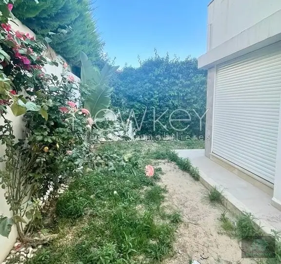 Villa jumelée avec jardin à louer à La Soukra