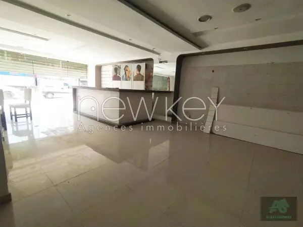 Un Showroom bien situé à louer à La Soukra