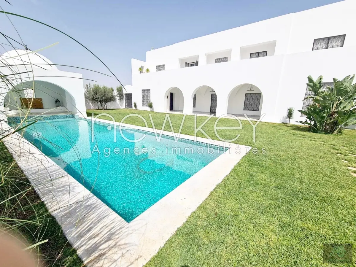 Une Belle villa avec piscine à louer à La Soukra