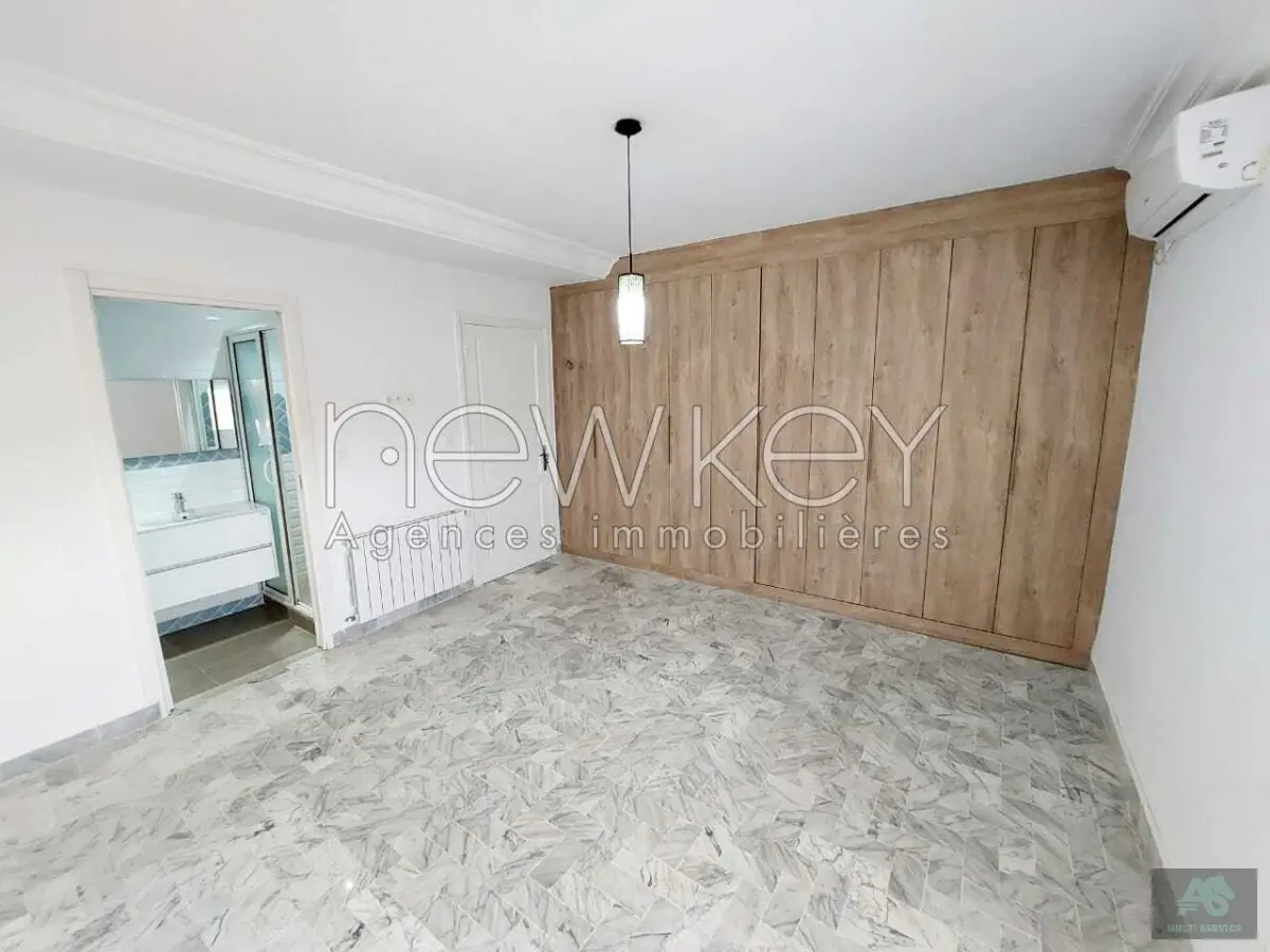 Duplex s+4 avec piscine à la Marsa