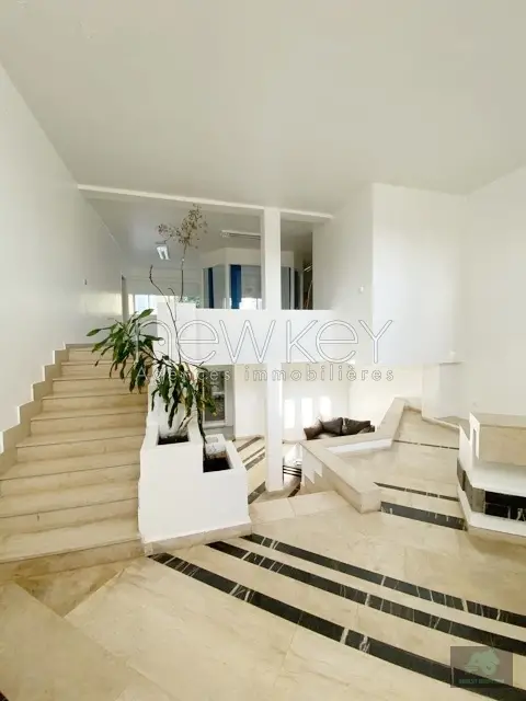Immeuble de 9200 m² à vendre à Charguia