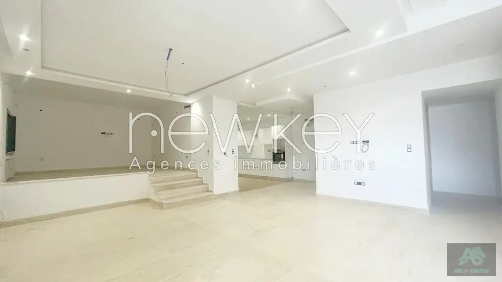 Superbe Triplex S+4 à louer à La Soukra
