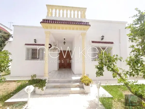 Une Grande villa S+4 à vendre à La Soukra