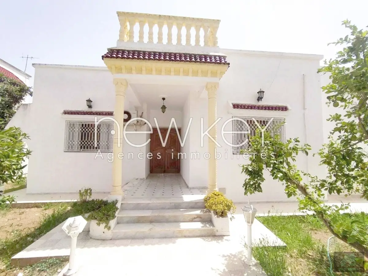 Une Grande villa S+4 à vendre à La Soukra
