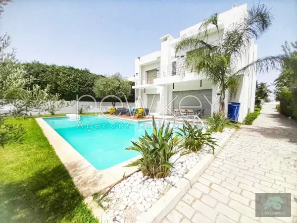 Une Superbe Villa de Maître à vendre à La Soukra