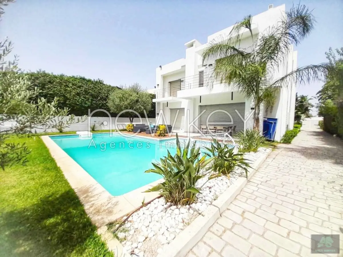 Une Superbe Villa de Maître à vendre à La Soukra