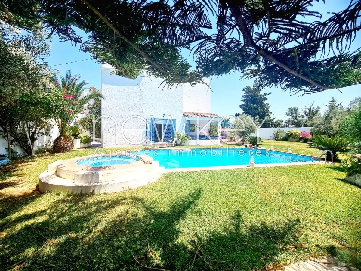 Une somptueuse Villa de Maître Meublée à La Soukra