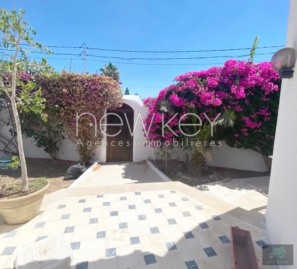 Une Coquette Villa S+3 avec jardin à La Soukra